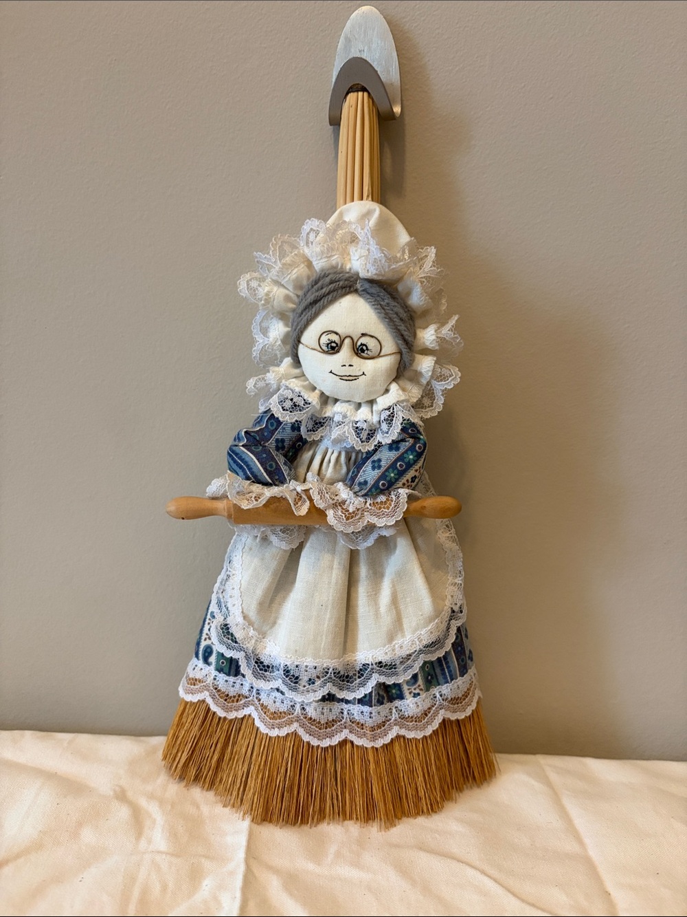 Country Cooking Granny Broom With Magnet